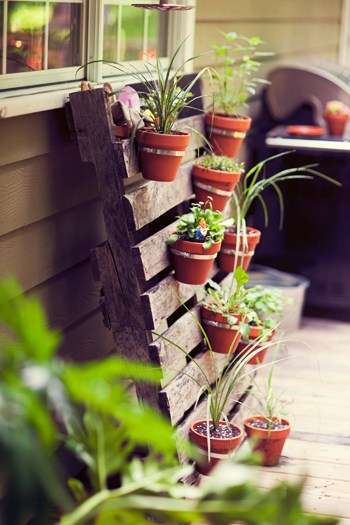 Un support de jardinière suspendu avec des pots de fleurs accrochés