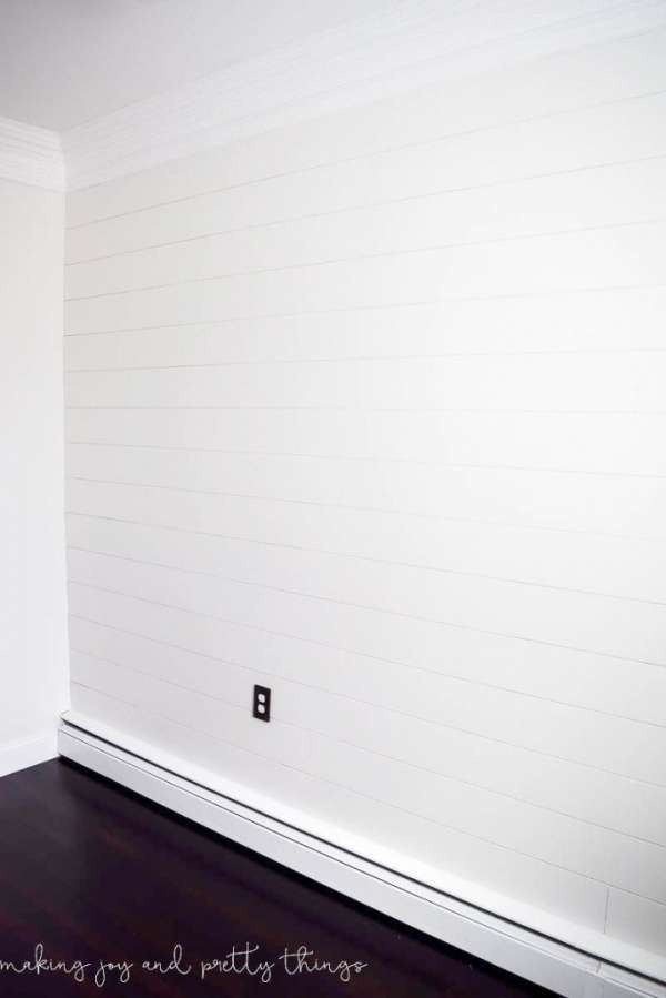 Habillez un mur avec des planches en bois et de la peinture