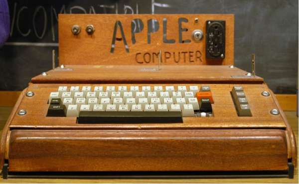 Apple assemble et vend son premier micro-ordinateur en 1975