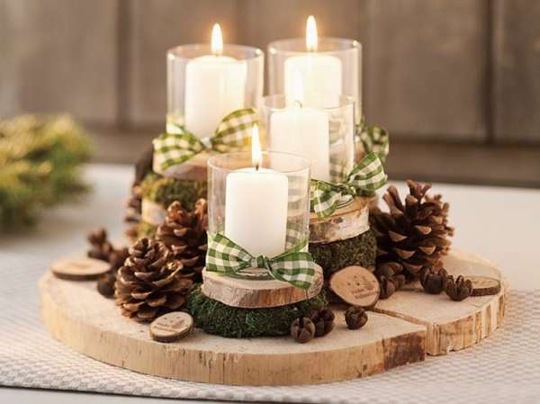 Centre de table avec des rondins de bois et des bougies