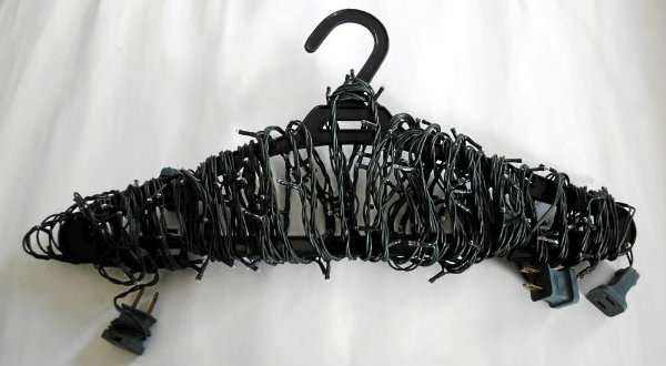 Enroulez les guirlandes autour d'un cintre pour qu'elles ne s'emmêlent pas