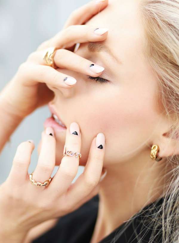 Nail art minimaliste