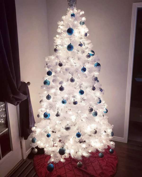 Décorer un sapin blanc avec des boules bleues