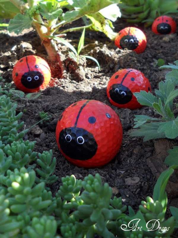 Coccinelles avec des balles de golf