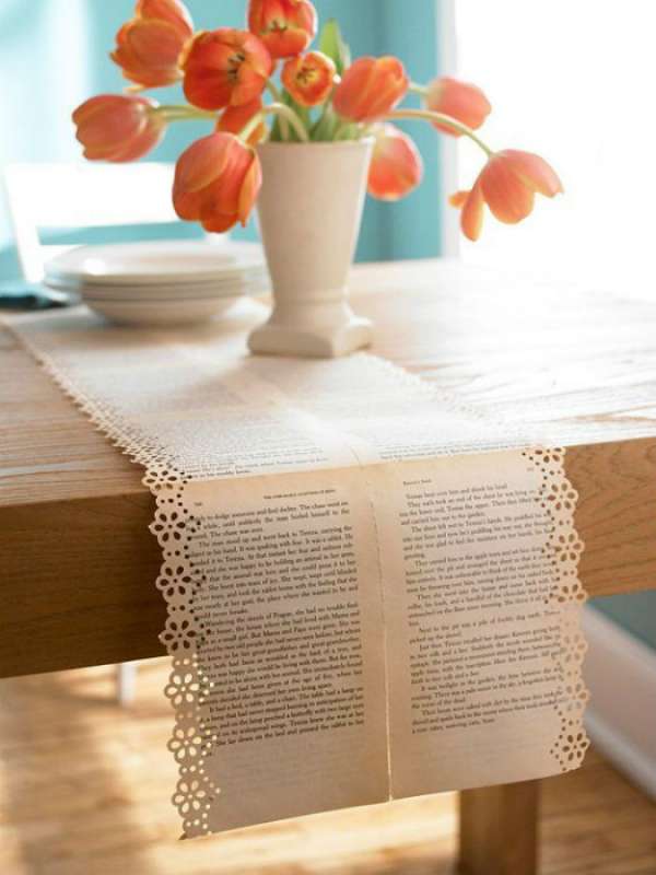 Une nappe avec des pages de vieux livres