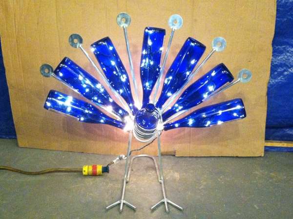 Lampe paon avec des bouteilles de verre