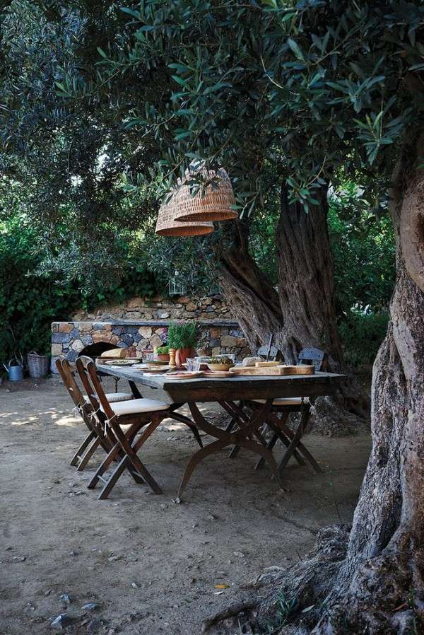 Coin repas sous les arbres