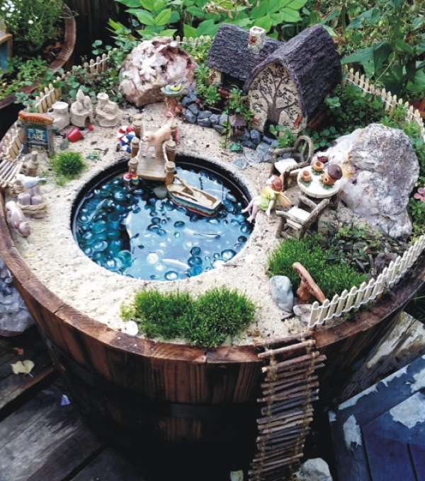 Un petit jardin avec piscine