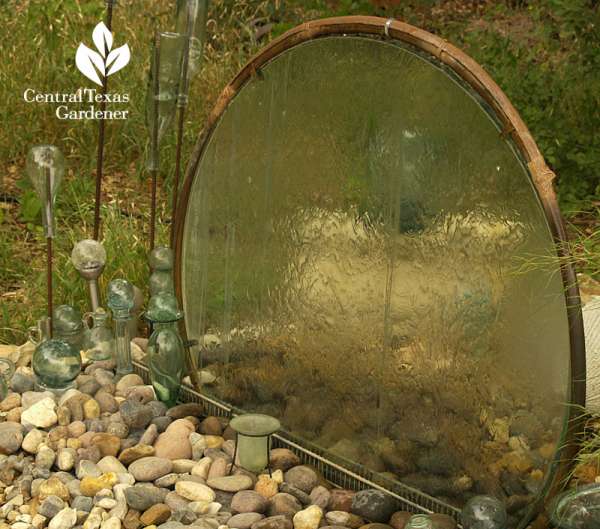 Mur d'eau avec un plateau de table en verre de récup