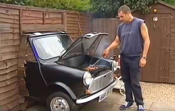 Barbecue dans une vieille voiture