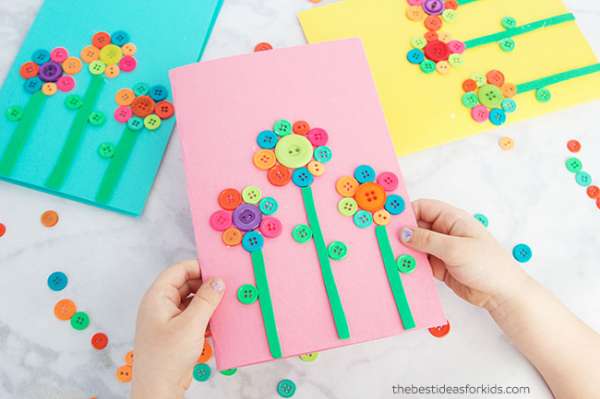 Des cartes de vœux ornées de boutons en forme de fleurs pour la fêtes des mères