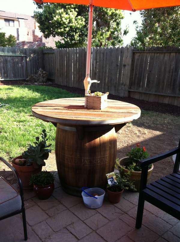 Table de jardin avec un baril en bois
