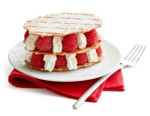 Gâteau Napoléon framboise, crème à la vanille et gaufrettes à l'ancienne