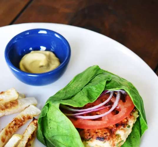 Burger de dinde emballé avec des frites de navet