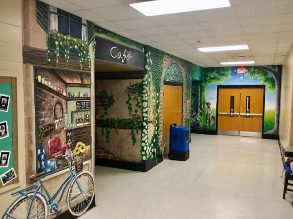 Couloir d'école transformé en oeuvre d'art