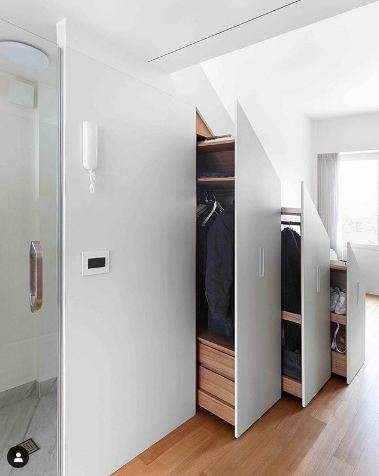 Optimisez l'espace sous l'escalier pour en faire un dressing