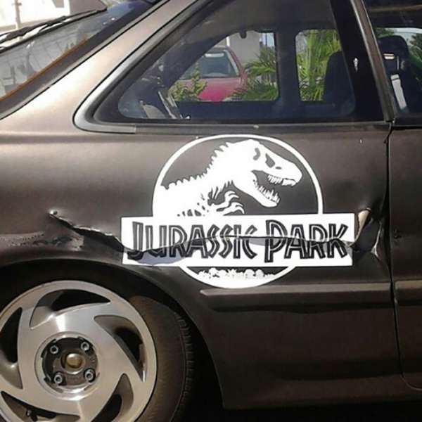 Un T-Rex a caressé cette voiture