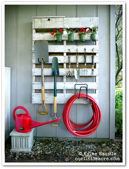 Un rangement pour les ustensiles de jardinage et le tuyau d'arrosage