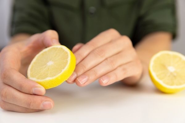 Frotter les ongles avec du citron