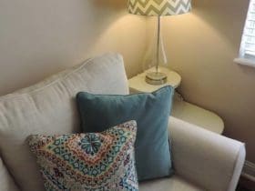 Éliminez les Taches de Graisse sur Canapé et Tissus non Déhoussables