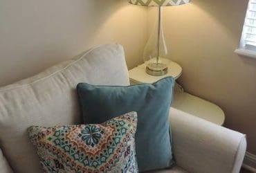 Éliminez les Taches de Graisse sur Canapé et Tissus non Déhoussables