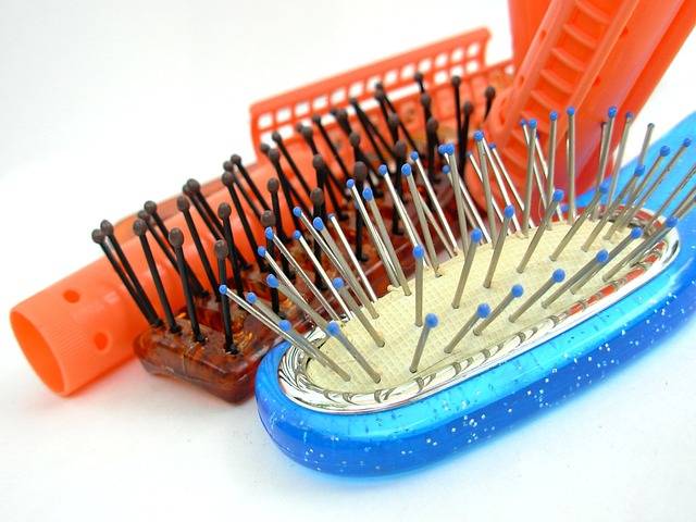 Nettoyer et Désinfecter Brosses à Cheveux et Peignes : Conseils Utiles