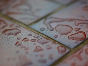Comment Récupérer et Imperméabiliser les Joints de Carrelage pour une Salle de Bain Étanche