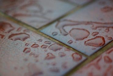 Comment Récupérer et Imperméabiliser les Joints de Carrelage pour une Salle de Bain Étanche