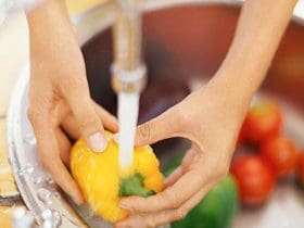 Récupérer l'eau de lavage et de cuisson des légumes