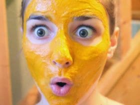 Masque visage au curcuma contre l'acné et les cernes