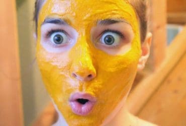 Masque visage au curcuma contre l'acné et les cernes