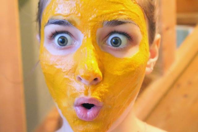 Masque visage au curcuma contre l'acné et les cernes