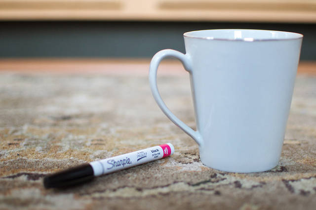 Mug blanc et feutre indélébile
