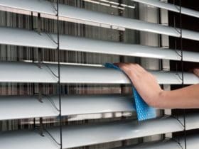 Comment nettoyer les rideaux et les stores ?