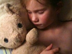 Que faire quand un enfant fait pipi au lit