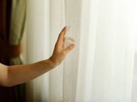 Astuces essentielles pour entretenir vos rideaux et voilages