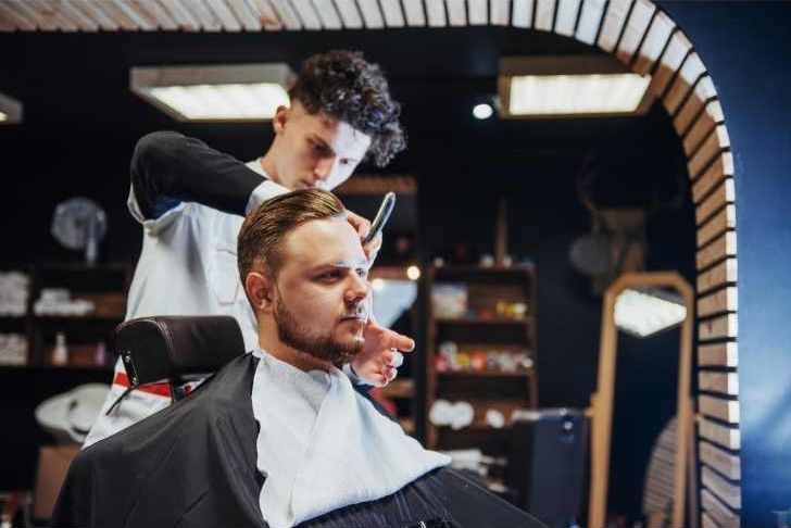 Salon de coiffure pour homme : Comment choisir les étapes