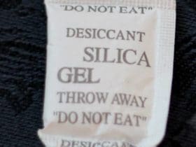 Réutiliser les sachets de silice ou Silica gel