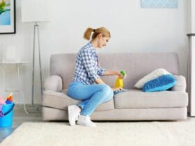 Nettoyer un canapé en tissu