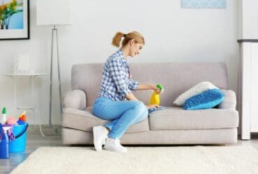 Nettoyer un canapé en tissu