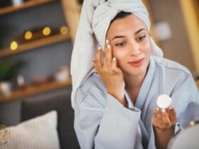 Femme appliquant une crème sur son visage