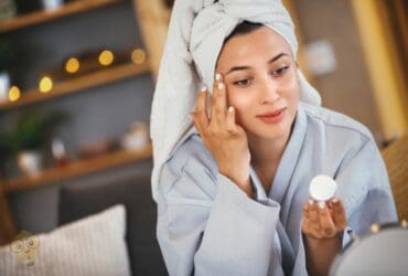 Femme appliquant une crème sur son visage
