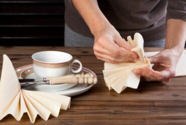 Plier les serviettes de table