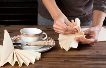 Plier les serviettes de table
