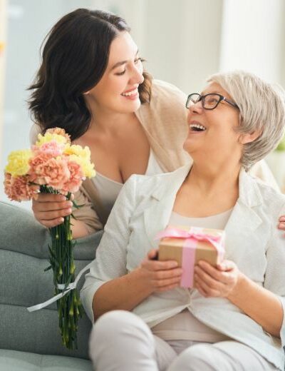 Fête des mères, une fille offrant des fleurs à sa maman
