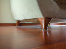 Poussière sosu le fauteuil