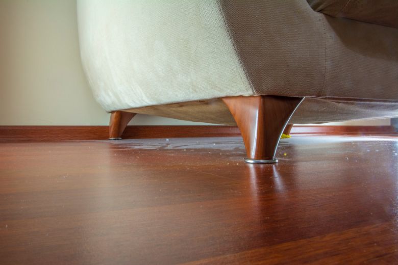 Poussière sosu le fauteuil