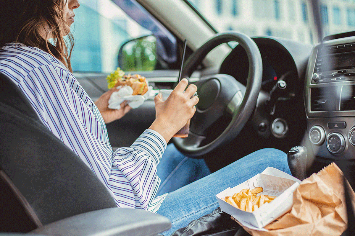 Personne aspirant l'intérieur d'une voiture propre