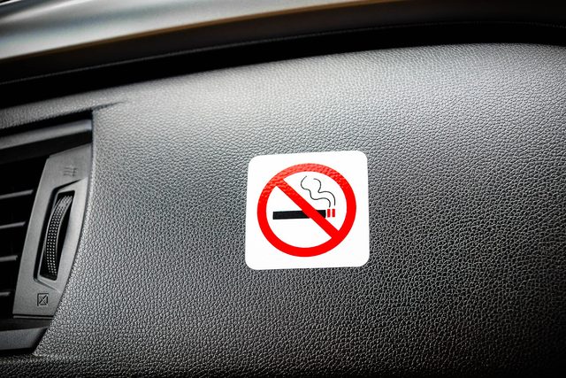 Cigarette dans un cendrier de voiture