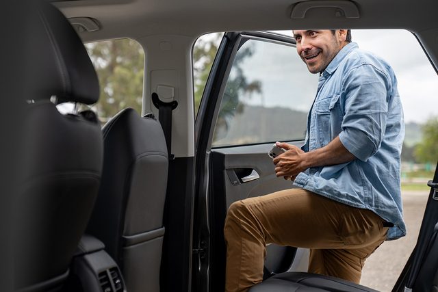 Passager avec des chaussures boueuses